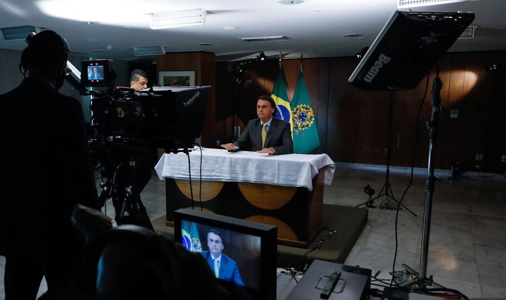 코로나로 위기 몰린 브라질 대통령 "올해 모든 국민 백신 접종"