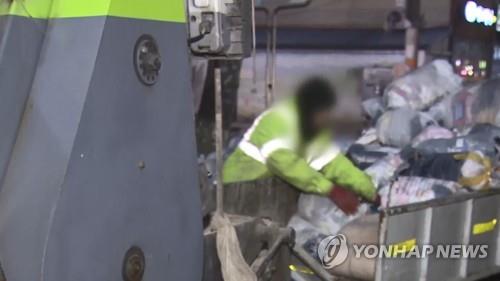 김포 청소용역 노동자들 "생활쓰레기 수거 정책 개선 촉구"