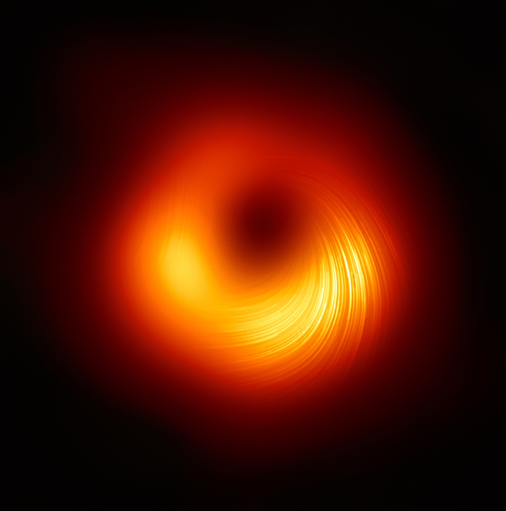 사상 첫 관측 블랙홀 가장자리서 강력한 자기장 포착