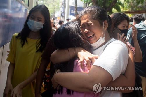 미얀마 군부 시위대 600여명 석방…상점 싹 문닫는 '침묵 시위'