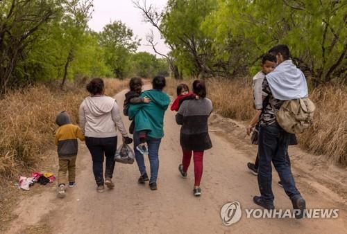 바이든의 골칫거리 '불법이민'…해리스 부통령 소방수로 투입