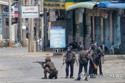 미얀마 군부 총격 5명이상 사망…영업거부 은행·마트 직원 구금