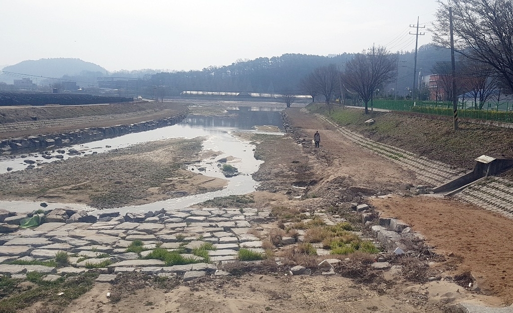 하천변에 제초체 살포한 금산군…주민 항의받고 중단