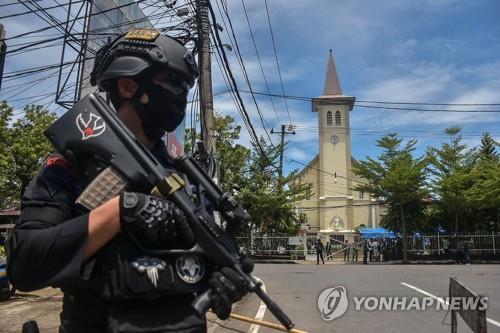 인니 성당 인근서 자폭 공격…"테러범 2명 사망·14명 다쳐"