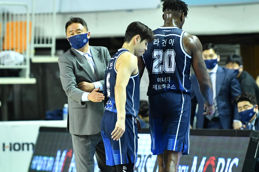 KBL 최초 3개팀서 정규리그 1위…전창진 감독 '4년의 눈물' 씻다