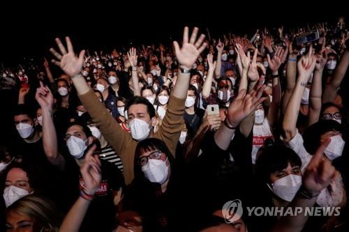 거리두기 없는 스페인 인디밴드 콘서트…문화행사 재개 시험대