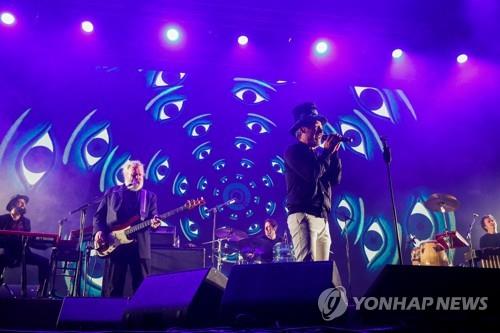 거리두기 없는 스페인 인디밴드 콘서트…문화행사 재개 시험대