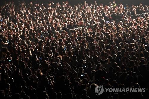 거리두기 없는 스페인 인디밴드 콘서트…문화행사 재개 시험대