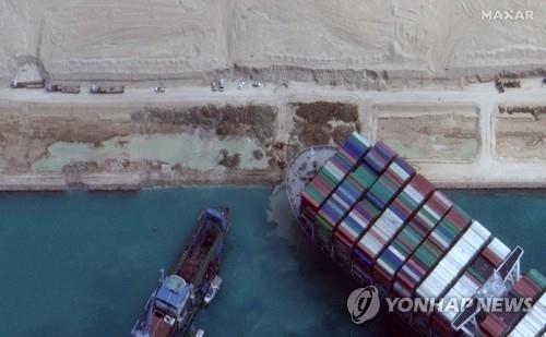 수에즈운하 좌초 선박 부양 '안간힘'…뱃머리쪽 준설에 집중