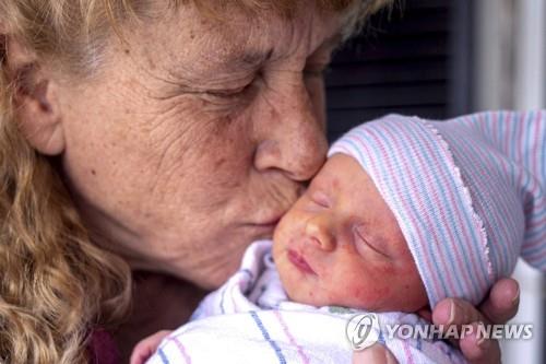 뇌종양 극복하고 아들 낳은 57살 여성…"운동으로 체력 유지"