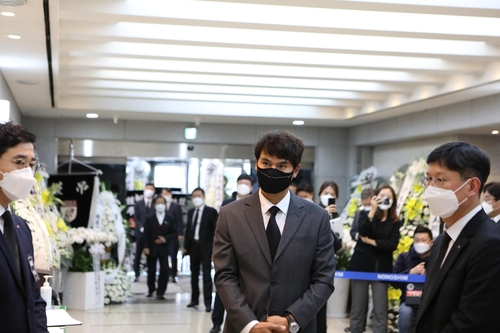 '라면왕' 故신춘호 빈소에 박찬호·손경식 조문…내일 영결식