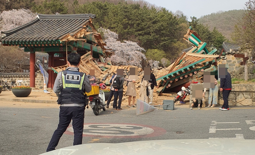 대전 우암사적공원 정문으로 차량 돌진…3명 다쳐