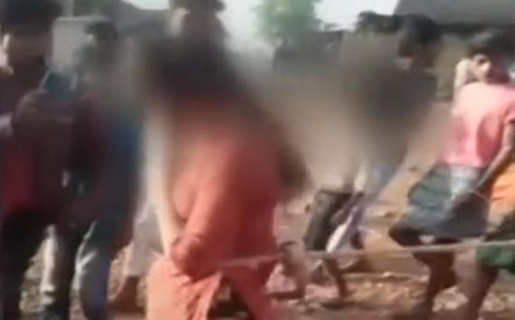 성폭행 피해자 줄로 묶어 마을 돌게 한 인도 주민과 가족
