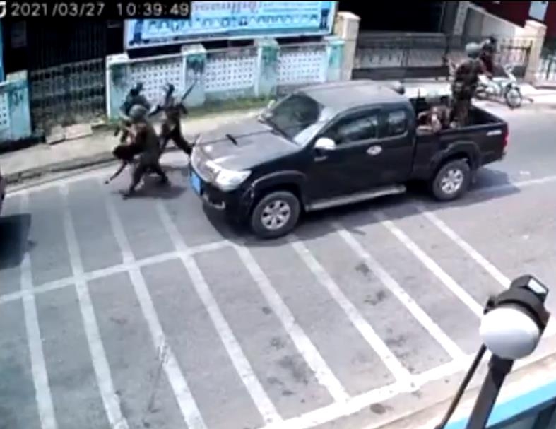 오토바이에 무차별 총질 CCTV 잡혔는데…미얀마군 "낙상 사고"