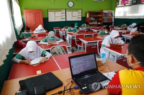 인도네시아, 교사들에 백신 우선 접종…학교 문 슬슬 연다