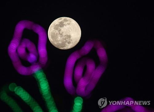'슈퍼 보름달' 수에즈 선박 부양 1등 공신…어떻게?