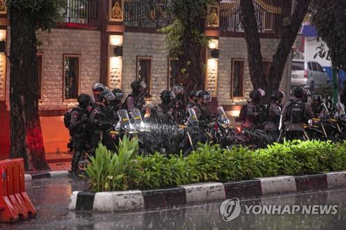 인도네시아 자카르타 경찰청 본부서 총겨눈 여성 테러범 사살(종합)