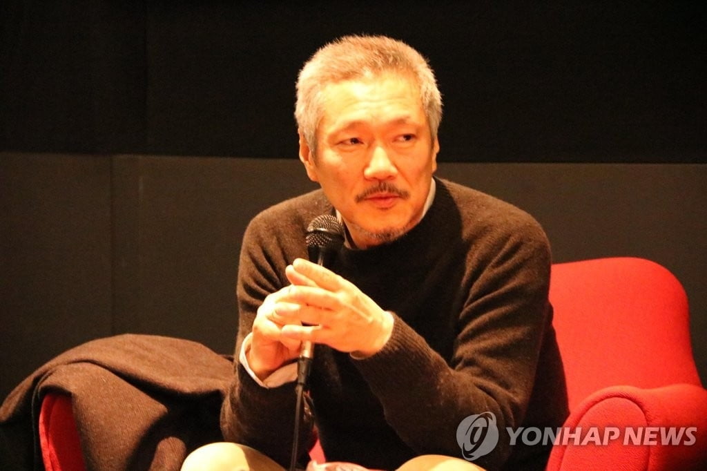 홍상수 감독, 베를린영화제 각본상 수상…2년 연속