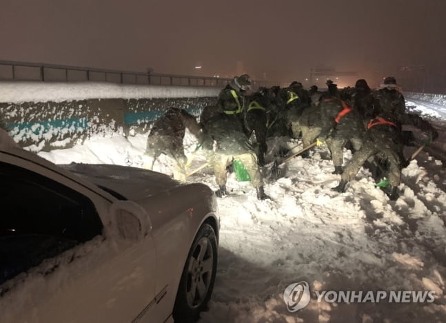 눈 1m 내린 강원도, 버스 끊기고 도로통제…고립속출