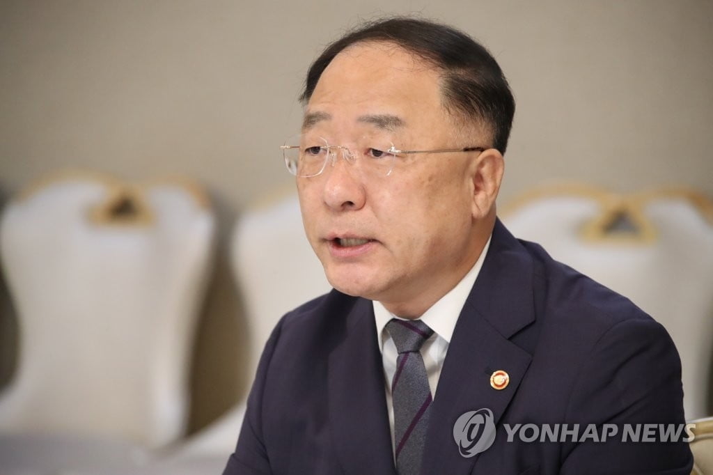 홍남기 "코로나 음성 확인시 출입국 제한 완화 협약 추진"