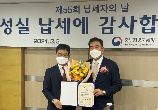 심승일 삼정특수가스 대표(오른쪽) 모범납세 국무총리상 수상