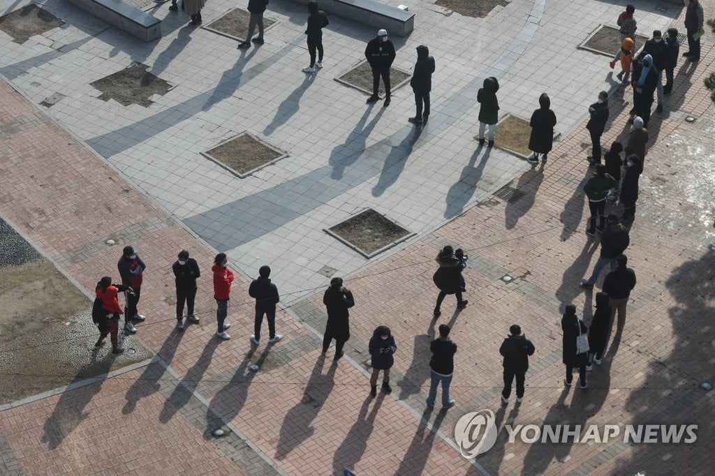 오늘 400명 안팎…"아직 끝나지 않은 3차 유행, 재확산 우려"