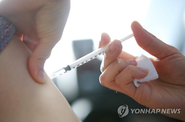 백신 접종후 사망 신고 총 5명…당국 "연관성 조사"