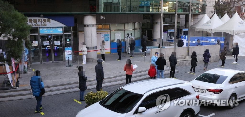 다시 400명대…학교 집단감염에 변이까지, `4차 유행` 우려