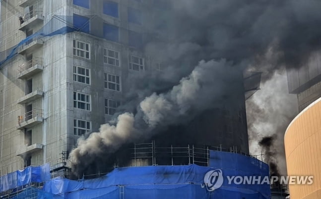 [속보] 속초 화재…조양동 주상복합건물 공사장서 불, 진화 중