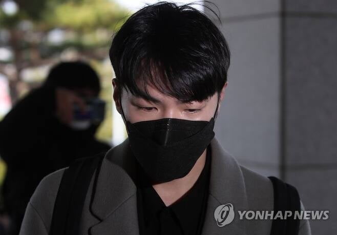 `프로포폴 상습투약` 가수 휘성, 징역 1년·집행유예 2년