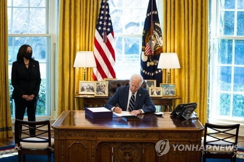 "주말부터 현금 입금"...바이든, 2천조 부양책 서명