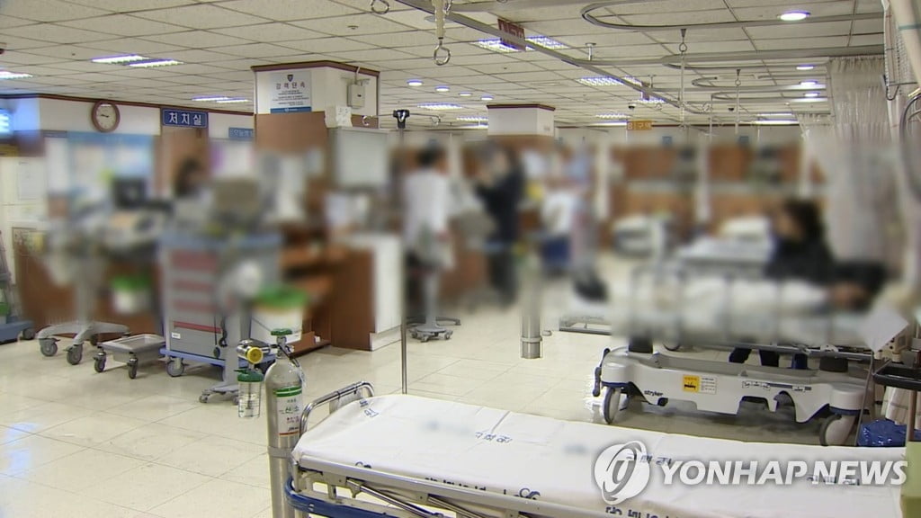 "코로나 접종, 의료 붕괴시킬 수도"…의료계 우려 이유는