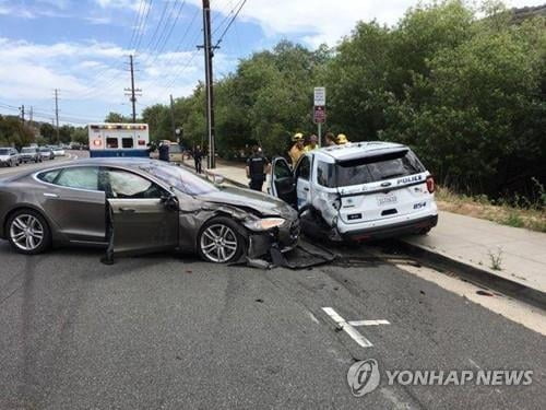 미국서 테슬라 자율주행 사고…경찰차 들이받아