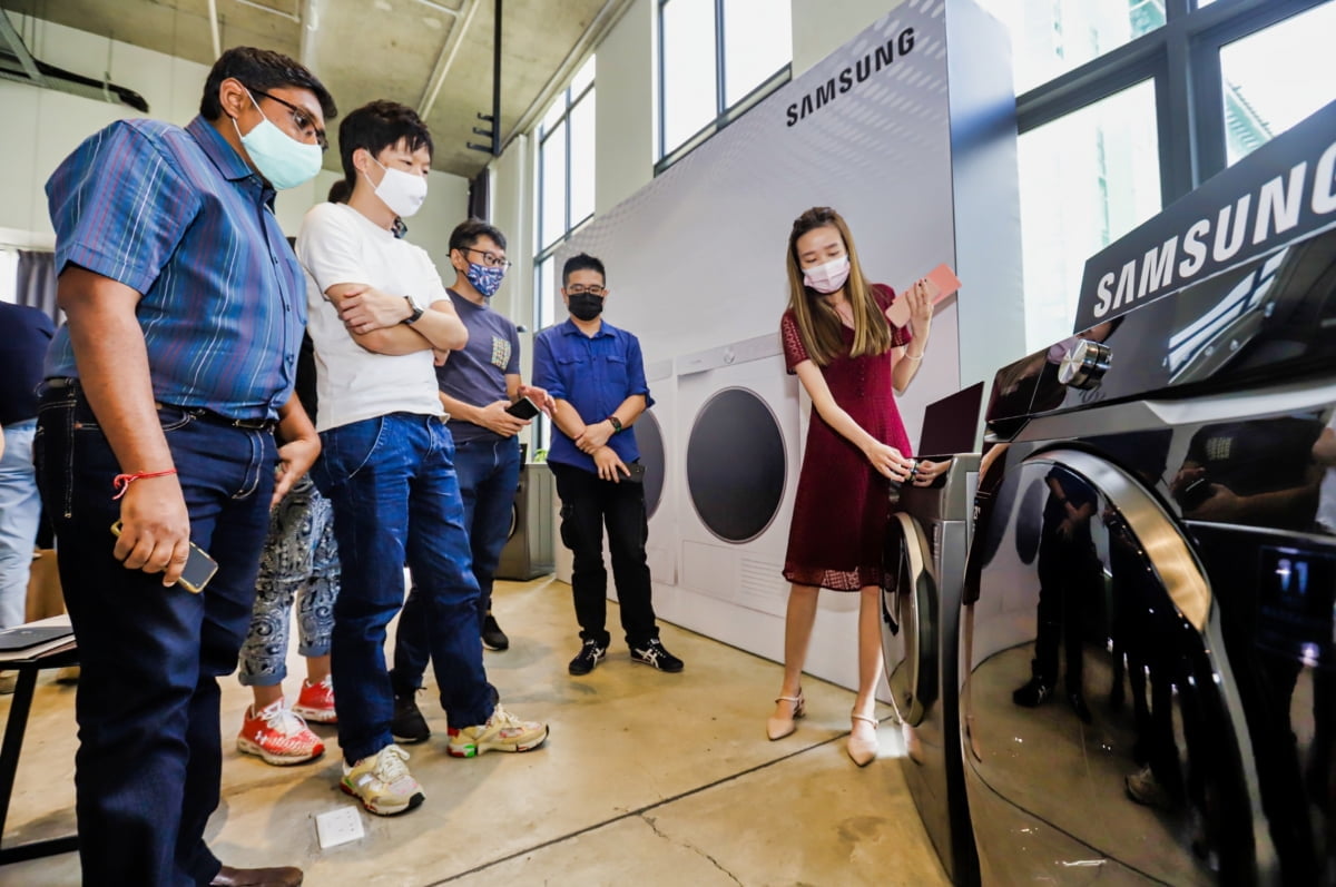삼성전자가 지난 17일(현지 시간) 싱가포르에 위치한 라이프스타일 스튜디오 `춘 츠바키(Chun Tsubaki)`에서 `그랑데 AI`와 `퀵 드라이브` 세탁기 신제품 출시 행사를 진행했다.