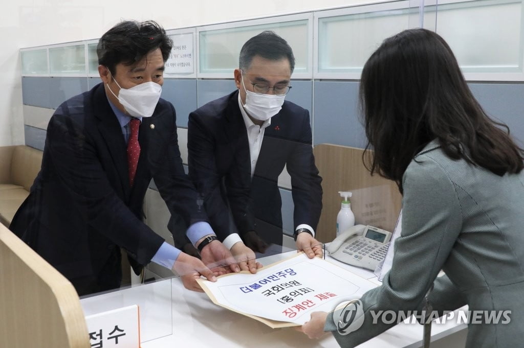 국민의힘, `주호영 강남부자` 홍익표 윤리위에 제소