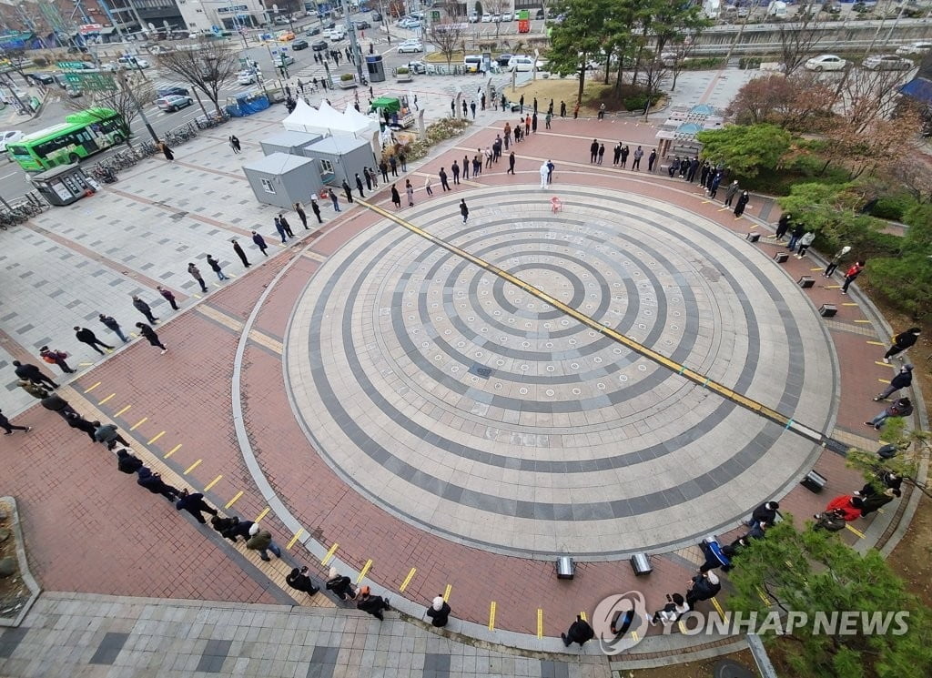 직장·체육시설 3차유행 잇따라…감염경로 불명 26% 육박