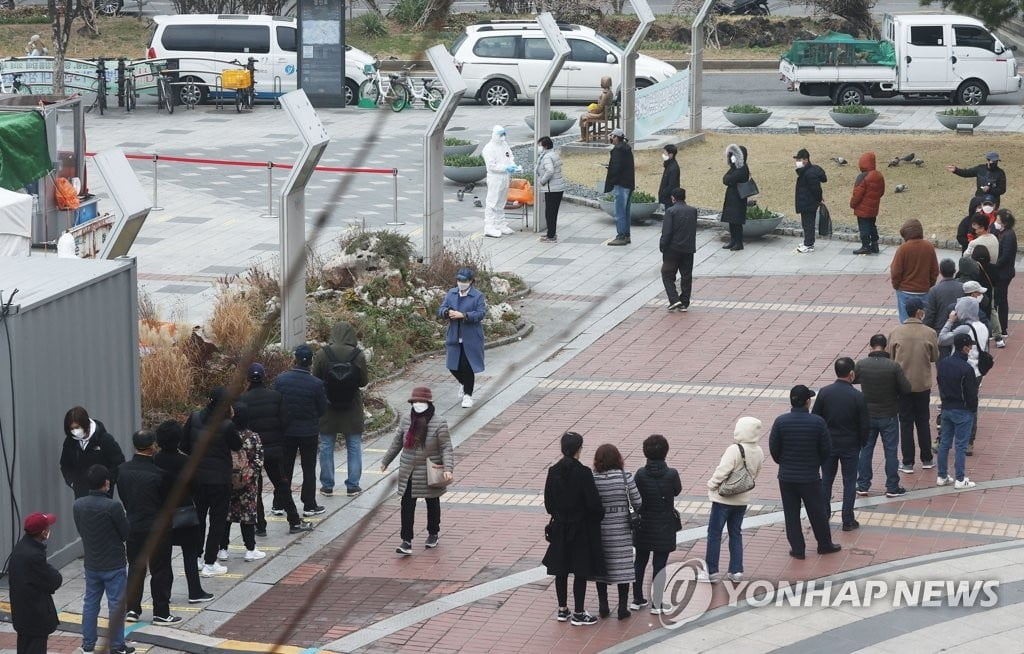 오늘도 400명대 예상…내일 거리두기 조정안 발표