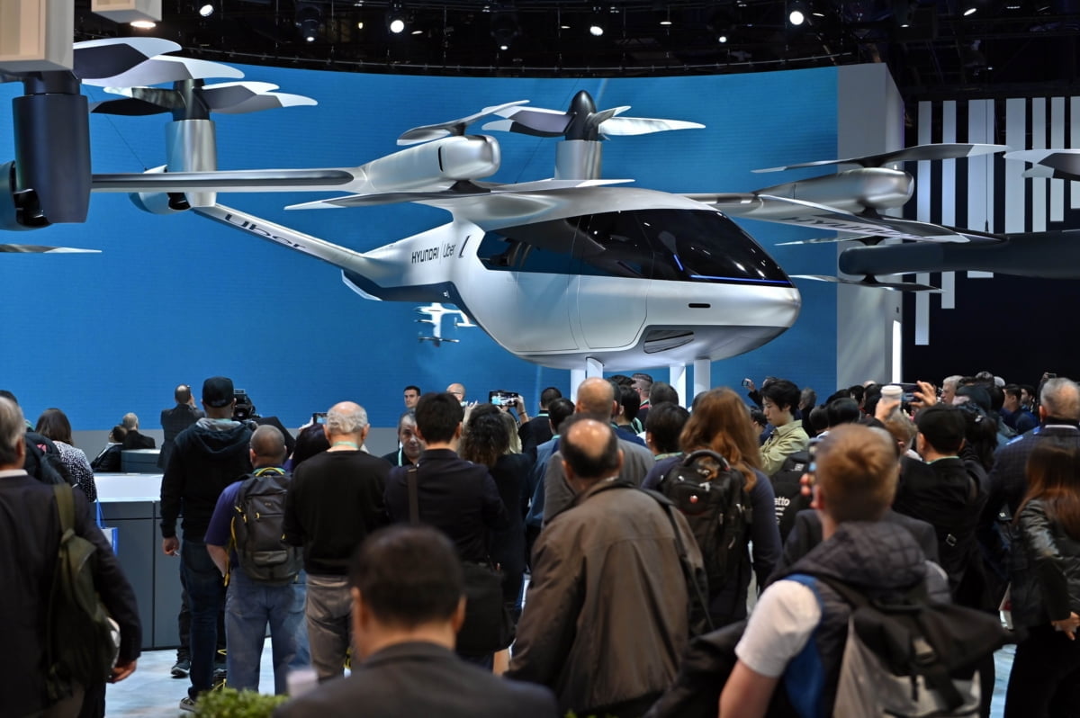 CES 2020에 전시되어 있는 현대차의 도심 항공 모빌리티(UAM, Urban Air Mobility) 콘셉트 버전 `S-A1`