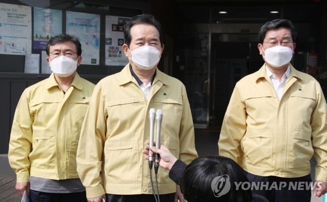 정총리, AZ백신 접종..."독감 주사와 똑같아"