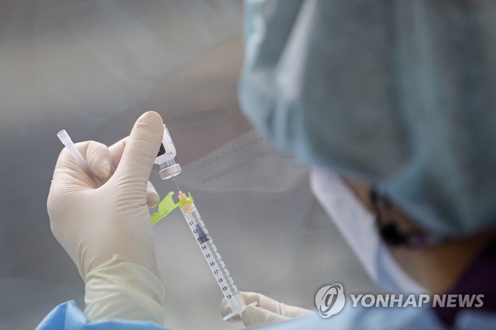 안전도 불안한데 수급도 들쭉날쭉…11월 집단면역 비상