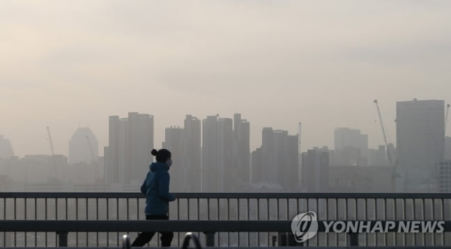 숨만 쉬어도 목이 칼칼…이틀째 최악의 황사 공습