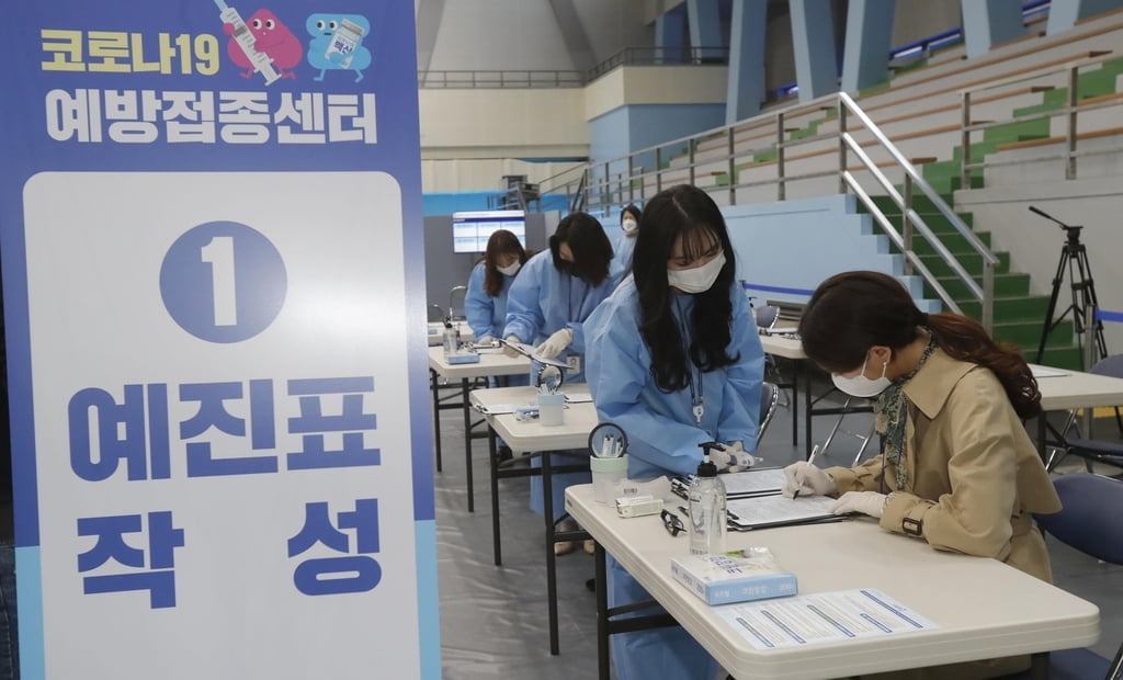 내일부터 `백신휴가` 쓸 수 있다…이상반응 생기면 이틀까지