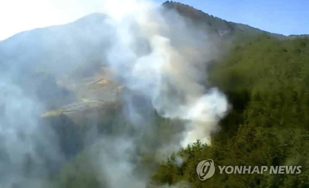 강원 정선서 산불…헬기 7대 투입 진화 중