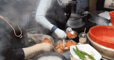 유튜브 생방송하다 딱 걸린 국밥집 '깍두기 재탕'