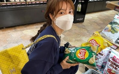 양미라, 노란색 명품백으로 완성한 장보기 패션