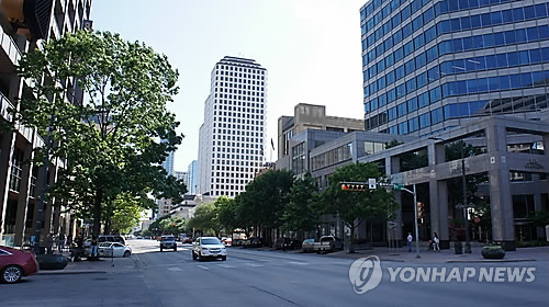 미국 은행서 마스크 착용 거부한 60대 여성, 큰소리치다 구속