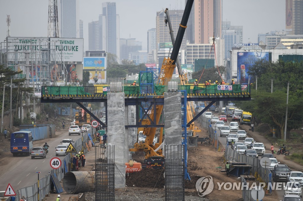 코로나19에 케냐 수도 도심서 걷기 위험해져…"상인들 구매강요"