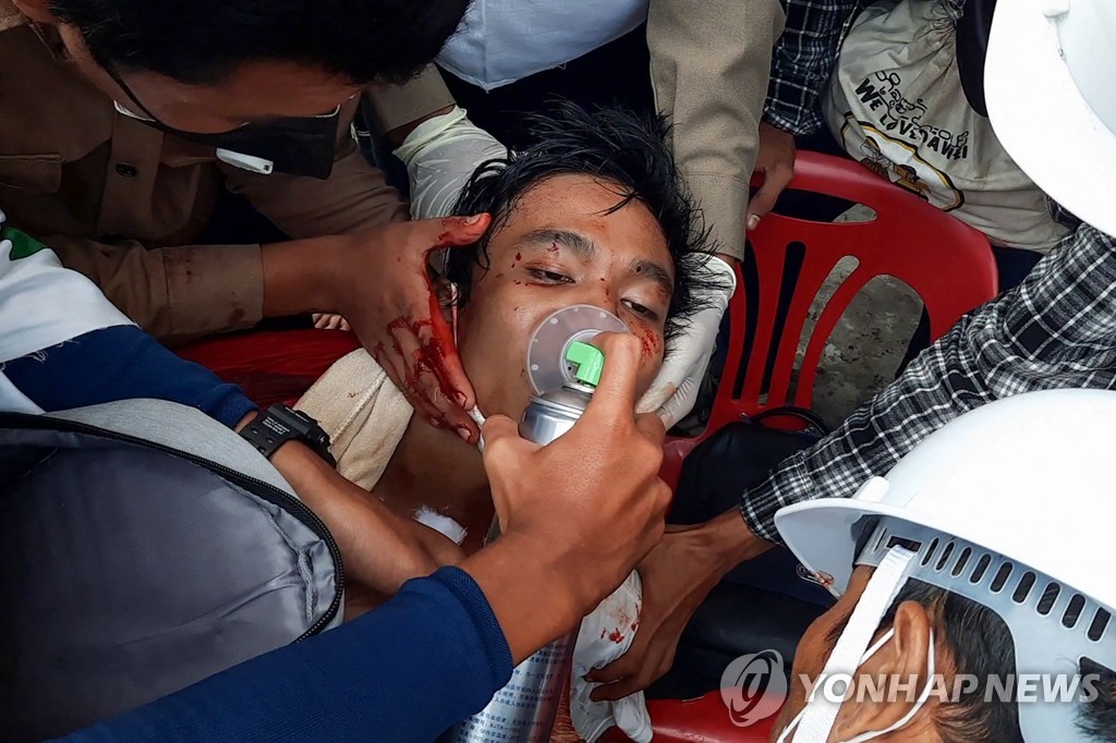 미얀마 '피의 일요일'…군경 무력에 시위대 최소 18명 사망(종합2보)