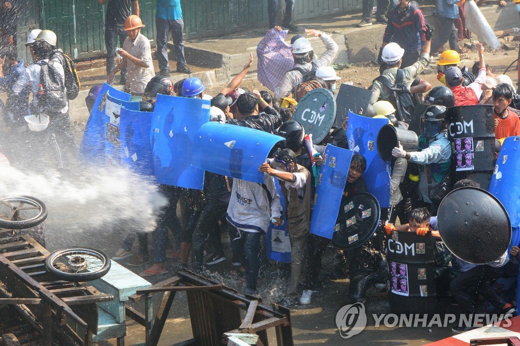 미얀마 경찰, 시위대에 또 실탄 발사…최소 3명 중상(종합2보)