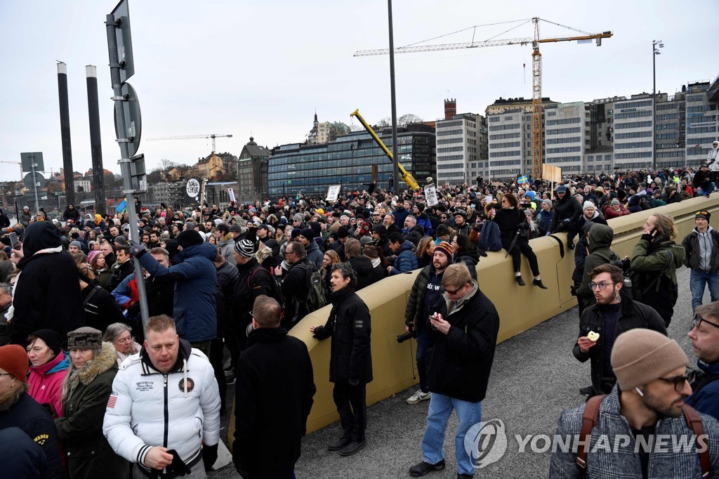 "마스크 불태우자" 지구촌 곳곳 코로나통제 반대시위(종합)